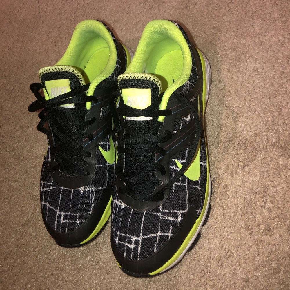 Women Black/Green Nike sneakers